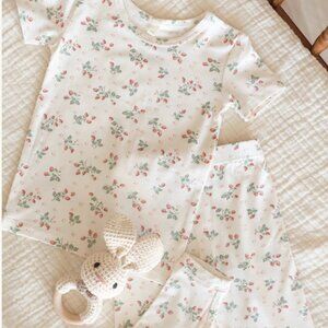 NWT - Quincy Mae strawberry bamboo set